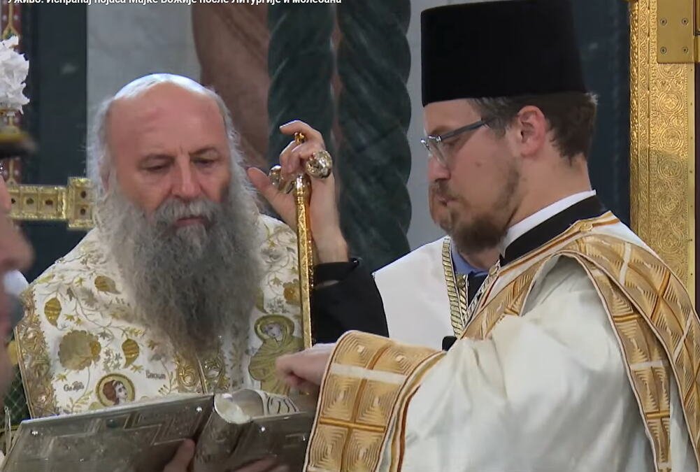 Patrijarh Porfirije zaplakao, pa skinuo kapu pred Časnim pojasom Presvete Bogorodice: Postoje tri razloga ovog čina poniznosti (FOTO)