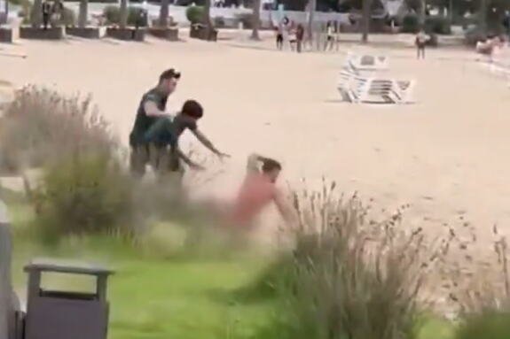 ŠOKANTAN SNIMAK SA PLAŽE! Turista se skinuo go, pa napravio HAOS: Svet bruji o bizarnom potezu muškarca, sve se odigralo pred očima zgranutih kupača! (VIDEO)