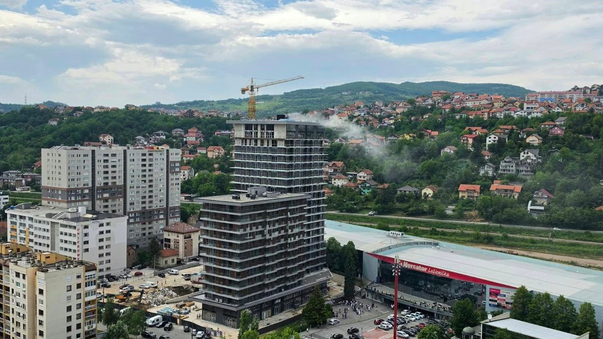 (VIDEO) Požar na krovu stambenog kompleksa u izgradnji u Sarajevu