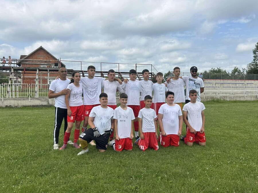 ZA TEBE MITRE! Dirljiva poruka na majicama dečaka iz FK Slatina - ne zaboravljaju druga koji je poginuo u prevrtanju traktora