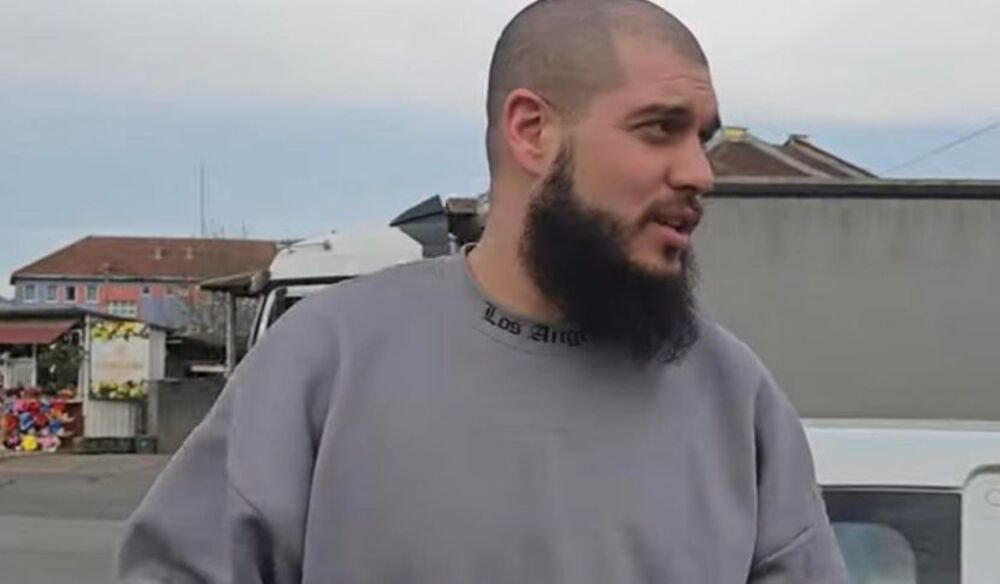 SRBIN KOJI JE PREŠAO U ISLAM REAGOVAO NA KOLONU LJUDI ISPRED HRAMA! Reči odjeknule "Kad snimaš biftek..."