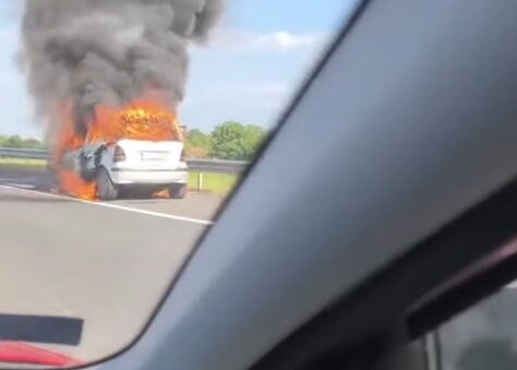 POŽAR NA MORAVSKOM KORIDORU KOD PODUNAVACA: Vatra progutala automobil, objavljen snimak s lica mesta (VIDEO)
