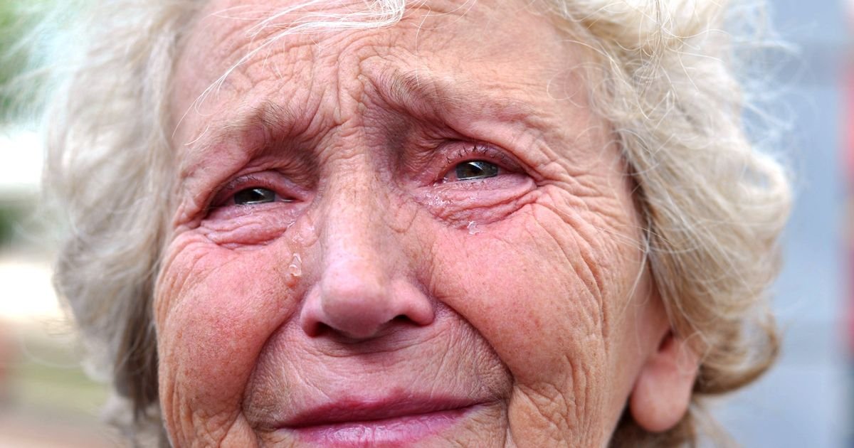 Sin jedinac hoće da me IZBACI IZ KUĆE: Ponaša se kao da mu smetam, noćima plačem