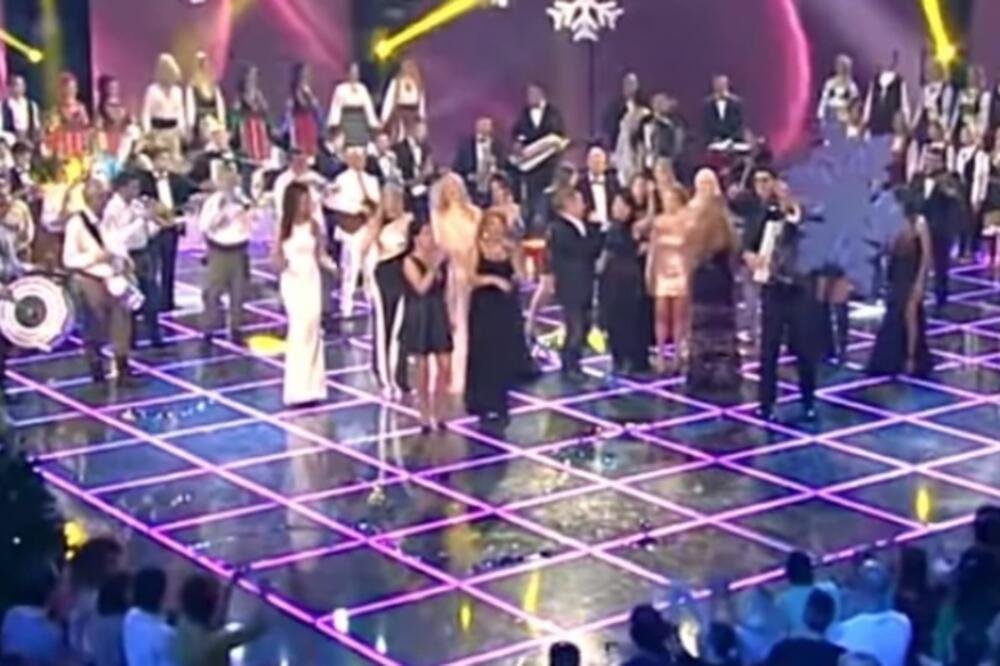PEVAČ OBOŽAVA DA KUPUJE U PRODAVNICAMA ZA ODRASLE! Sada sve priznao: Kolege su me ponižavale