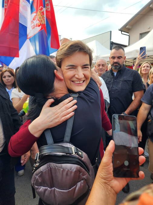 "ŠTO SU NAPADI NA VUČIĆA JAČI, NAŠ NAROD ĆE JOŠ SNAŽNIJE USTATI" Brnabić srdačno dočekana u Novim Banovcima: Zajedništvo je naša najveća snaga (VIDEO)