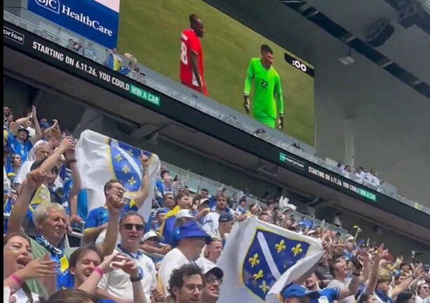 "POLJEM SE ŠIRI MIRIS LJILJANA" Nestvarne scene usred Amerike: 20.000 navijača na stadionu peva legendarni hit Halida Bešlića (VIDEO)