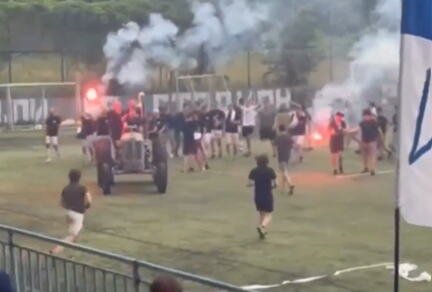 DOK EVROPA SLAVI UZ ŠAMPANJAC, U SRBIJI SE TITULE PROSLAVLJAJU OVAKO! Traktor uleteo na teren, nastale scene za nevericu! (VIDEO)
