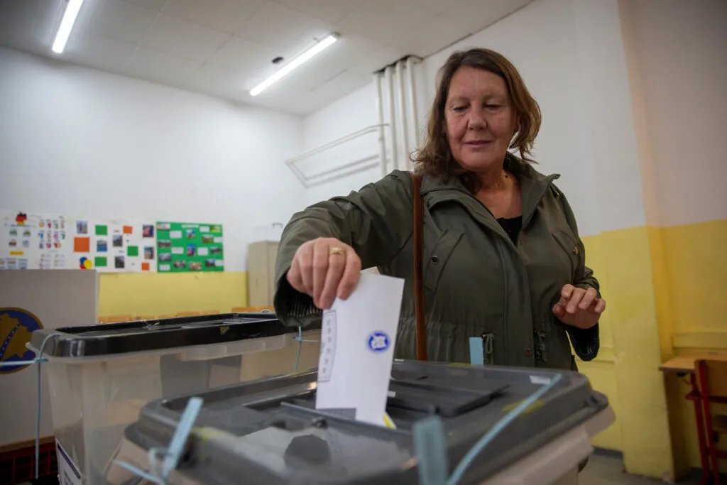 Na Kosovu su počeli vanredni parlamentarni izbori: Biračka mesta otvorena jutros u sedam sati