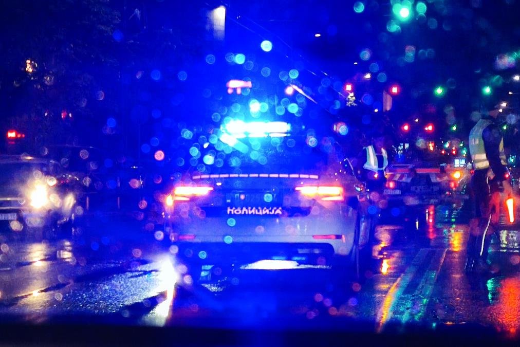 NAPADNUT POLICAJAC U MLADENOVCU: Mladić na trotinetu pokušao da pobegne, pa kada su ga uhvatili, udario službeno lice u glavu