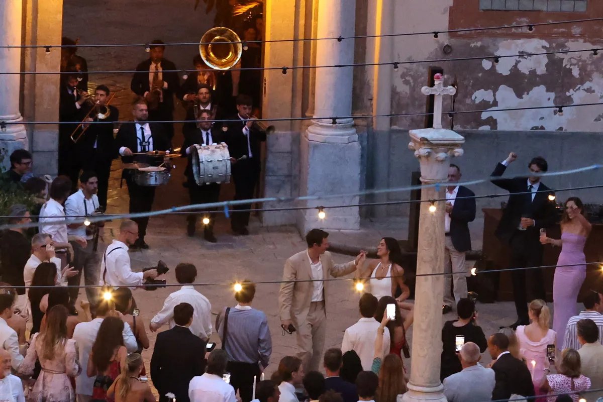 Pogledajte fotografije sicilijanske svadbe Dua Lipe i Kaluma Tarnera, pevao im Elton Džon