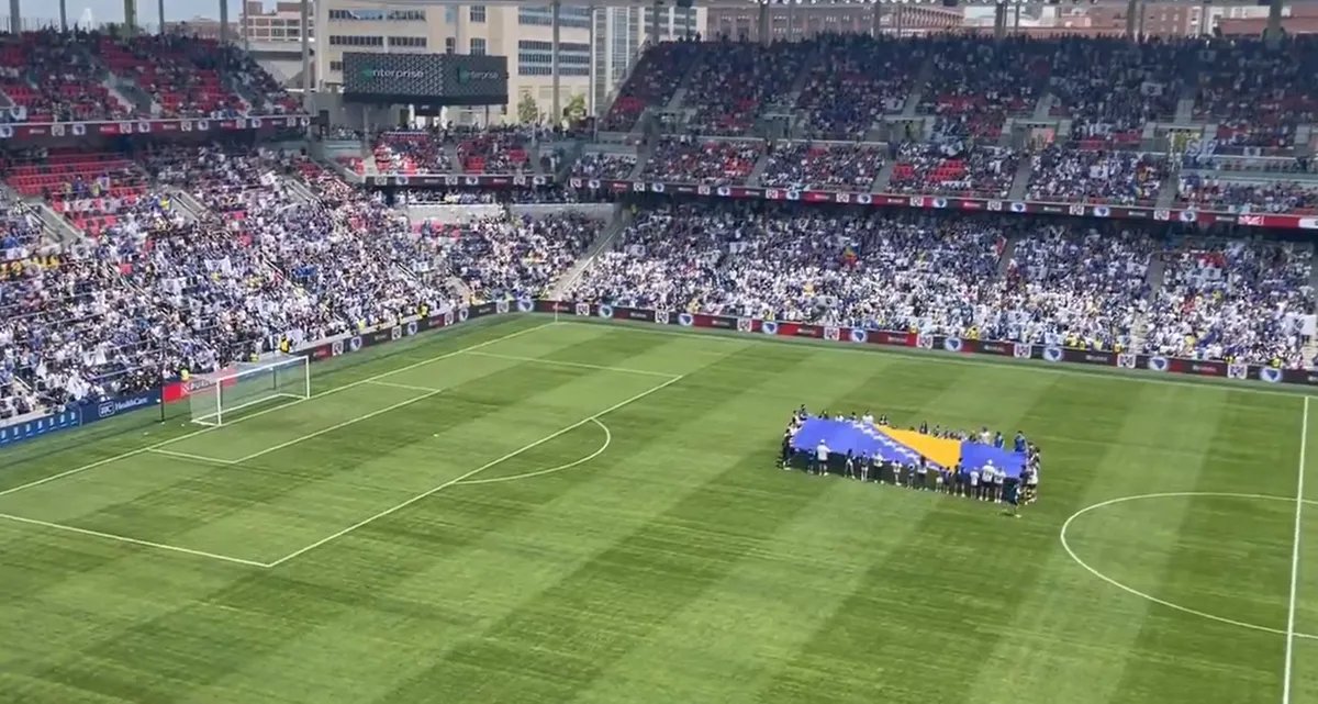 VIDEO Nestvarne scene u Americi: Na stadionu 20.000 pevalo pesmu Halida Bešlića