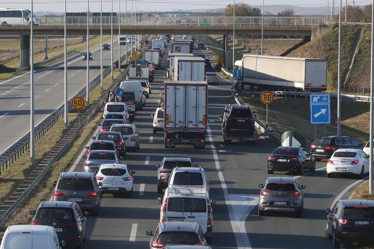 Kamion sleteo sa puta kod Krnjeva: Zatvorena zaustavna traka na auto-putu E-75