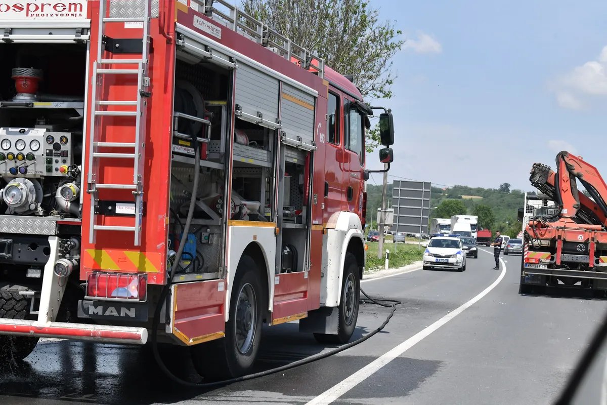 Dve osobe povređene u nesreći u Zaječaru: Vozila uništena, vatrogasac izvlačio ženu
