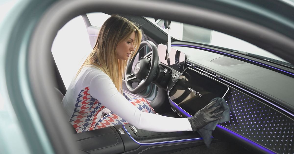 Lepa Mina dokazala da autoindustrija nije samo za muškarce: Od običnog vozila pravi savršenstvo na točkovima