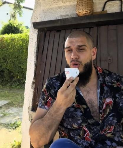 ZATVORIO PICERIJU, ČAKA DETE I SNIMA EMISIJU: Dejan Dragojević ponovo na Pinku, Željko Mitrović mu sve oprostio, zakopali ratne sekire