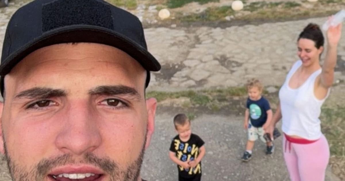 Ražnatovići uživaju u opuštenom izdanju: Veljko oko vrata krst, Bogdana u trenerkci - sa njima Krstan i Isaija