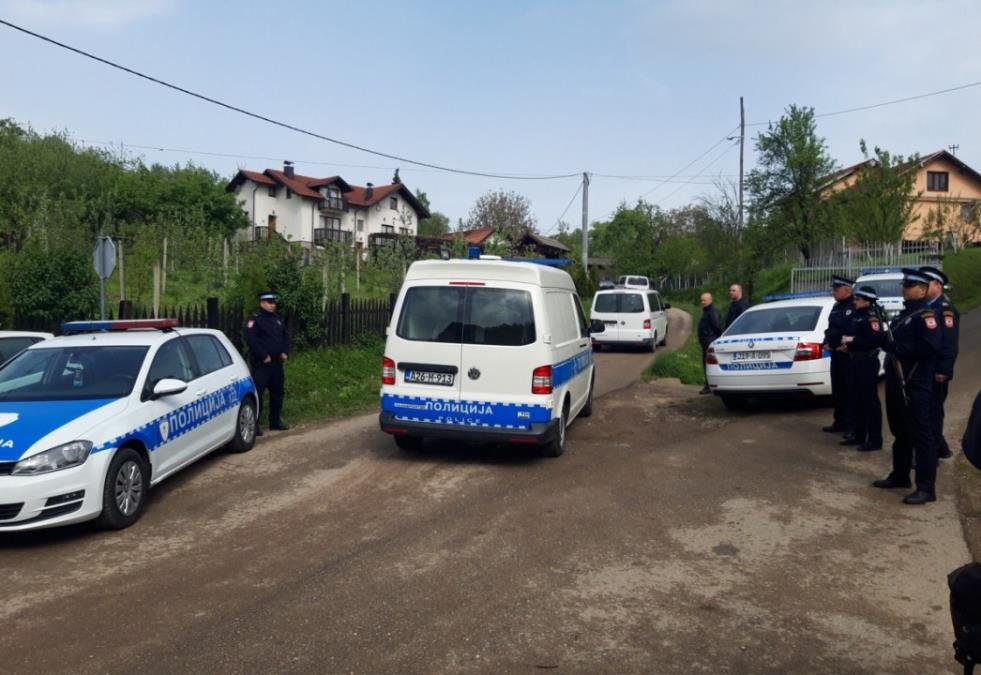 POZNATO STANJE ŽENE KOJA JE RANJENA U PUCNJAVI U BANOVIĆIMA! Smeštena je na UKC Tuzla, lekari izneli nove detalje