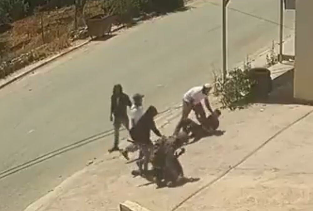 (UZNEMIRUJUĆI SNIMAK) IZRAELCI ZVERSKI PRETUKLI PALESTINCE! Među napadačima i VOJNIK U PUNOJ ORPEMI, kamere zabeležile jeziv linč na Zapadnoj obali (VIDEO)