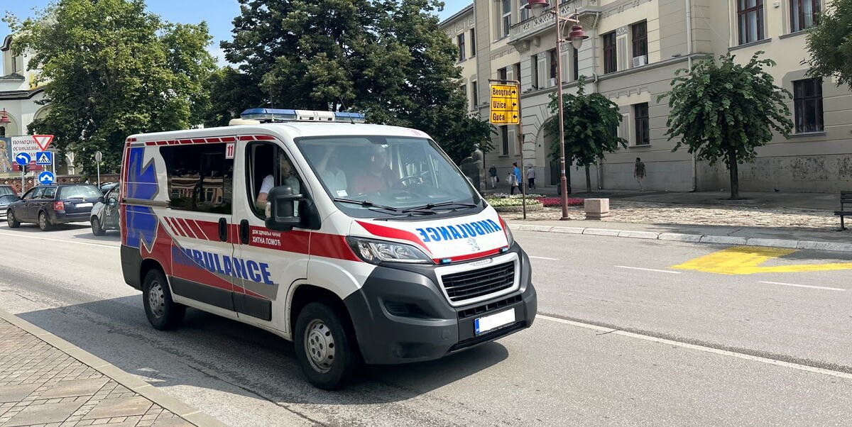 MALOLETNIK PAO SA KROVA KUĆE! Užas na Paliluli: Hitno prebačen u Tiršovu, evo u kakvom je stanju!