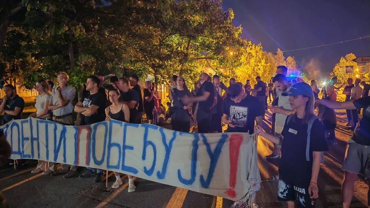U Savinom Selu duže od devet sati traje protest podrške studentima, SNS organizovala kontraskup