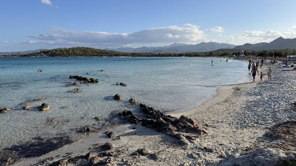 AKO PONESETE PEŠKIR, OSTAĆETE BEZ 100 EVRA! Novo pravilo na POZNATOJ PLAŽI, ne dozvoljavaju ni ovo