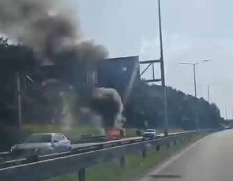 BUKTINJA PROGUTALA VOZILO, GUSTI DIM KULJAO NA SVE STRANE! Automobil izgoreo na auto-putu kod Malog Požarevca: Mogući su zastoji (FOTO, VIDEO)