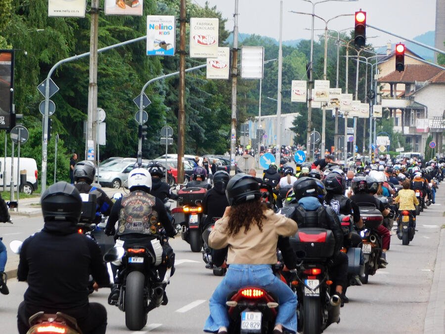ČETIRI DANA BAJKERSKE GRMLJAVINE U LOZNICI: "Bratijanje" okupilo više od 1.300 motora, defile i svirke zatresli grad (FOTO)