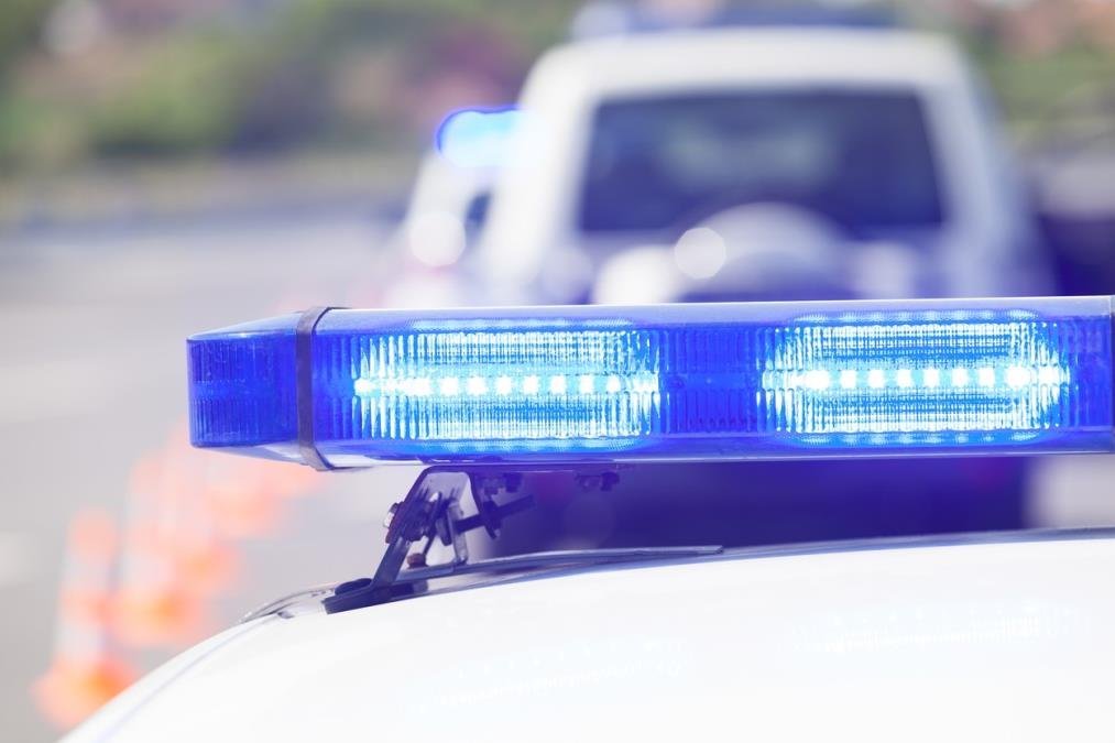 HAOS U ZVEČANU: Policajac izgubio kontrolu nad službenim vozilom i zakucao se u lokal