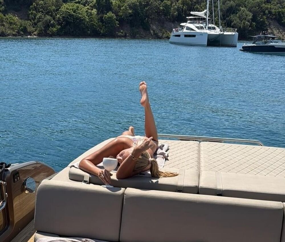 NAŠA VODITELJKA PRIČALA DA JOJ SILIKONI NE TREBAJU, ALI... Niko neće ostati imun na ovo VRELO IZDANJE (FOTO)