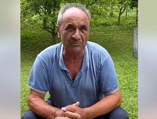 "ONE SE SUNČAJU, JA LEGNEM PORED NJIH" Simeon živi sa 13 zmija?!