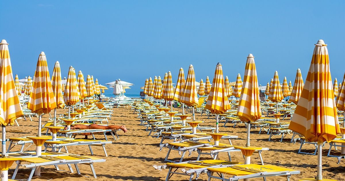Na popularnoj plaži zabranjeni peškiri: Kazne do 5.000 evra za nošenje peska i školjki