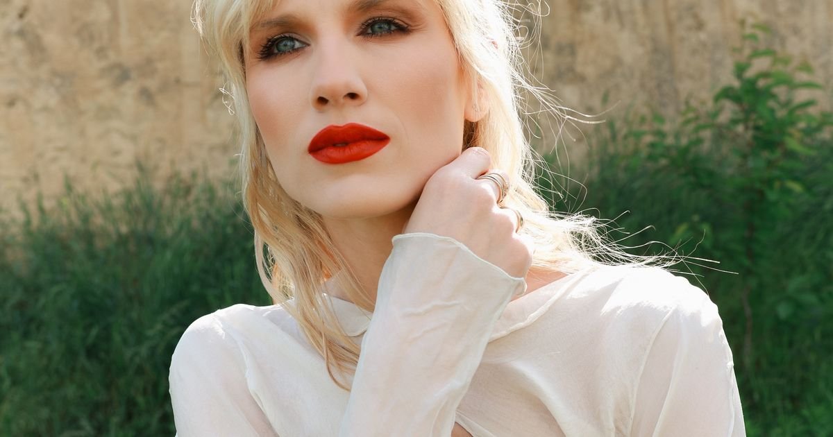 "Akvarel" ne biste očekivali pred leto, stihovi će mnoge terati na razmišljanje: Nevena Božović otvorila dušu