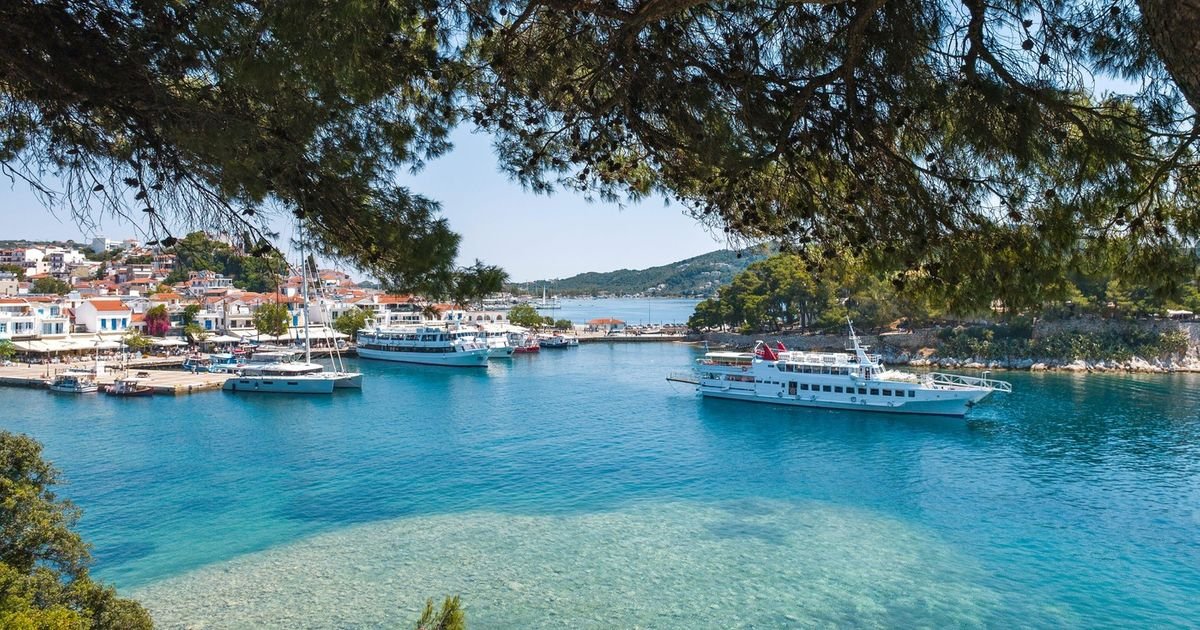 Neobičan prizor na grčkom ostrvu koje Srbi obožavaju: Turisti u čudu snimali šta se kreće između čamaca