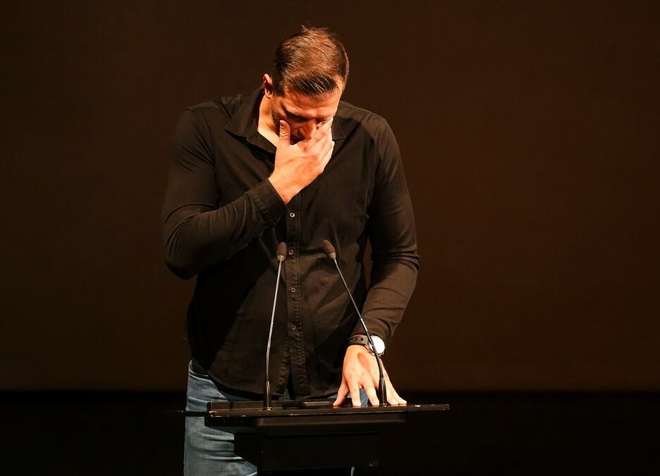 MIRZA TELETOVIĆ ODRŽAO POTRESAN GOVOR NA KOMEMORACIJI EDINA AVDIĆA! Zaplakao, pa izgovorio reči koje kidaju dušu: " U ovom ludom vremenu, Edin je bio..."