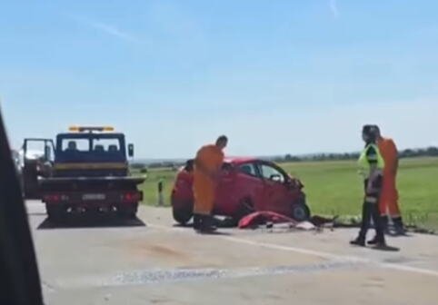 TEŠKA NESREĆA KOD KOVILJA NA AUTO-PUTU BEOGRAD - NOVI SAD: Šoferšajbna razbijena, prednji deo smrskan skroz (VIDEO)