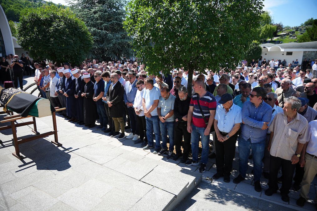 SAHRANJEN EDIN AVDIĆ! CEO REGION JE U SUZAMA... Tužne scene u Sarajevu! Obradović, Bodiroga i Teletović na večnom ispraćaju legende!