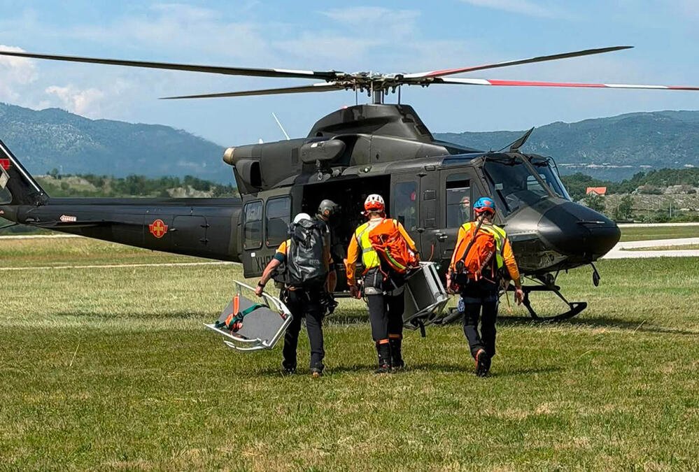 HELIKOPTER I SPASIOCI NA PROKLETIJAMA TREĆI DAN TRAGAJU ZA TELOM SRPKINJE: Devojka se survala u provaliju duboku 250 metara! (foto)