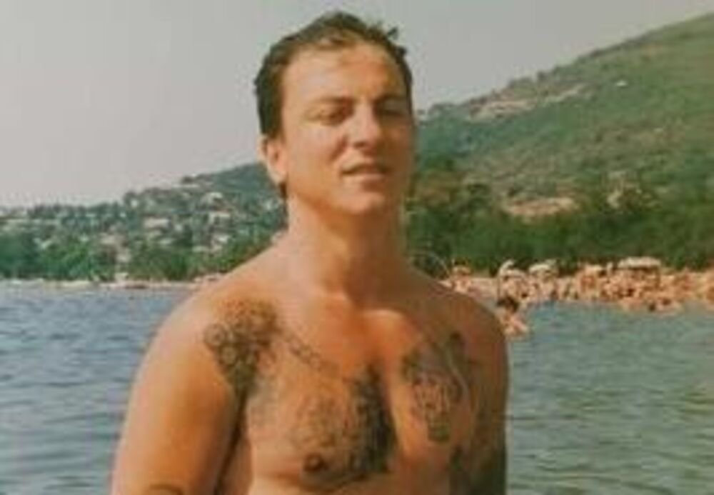 ŽESTOKOG MOMKA ZVALI "INSTITUCIJA", BIO JE BOG I BATINA! Nikog nije štedeo, I MRTVOG GA SE PLAŠILI, a krilo se...