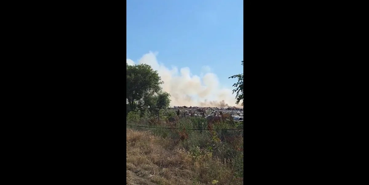 (VIDEO/FOTO) Požar na deponiji u Kovinu, na terenu jedno vatrogasno vozilo