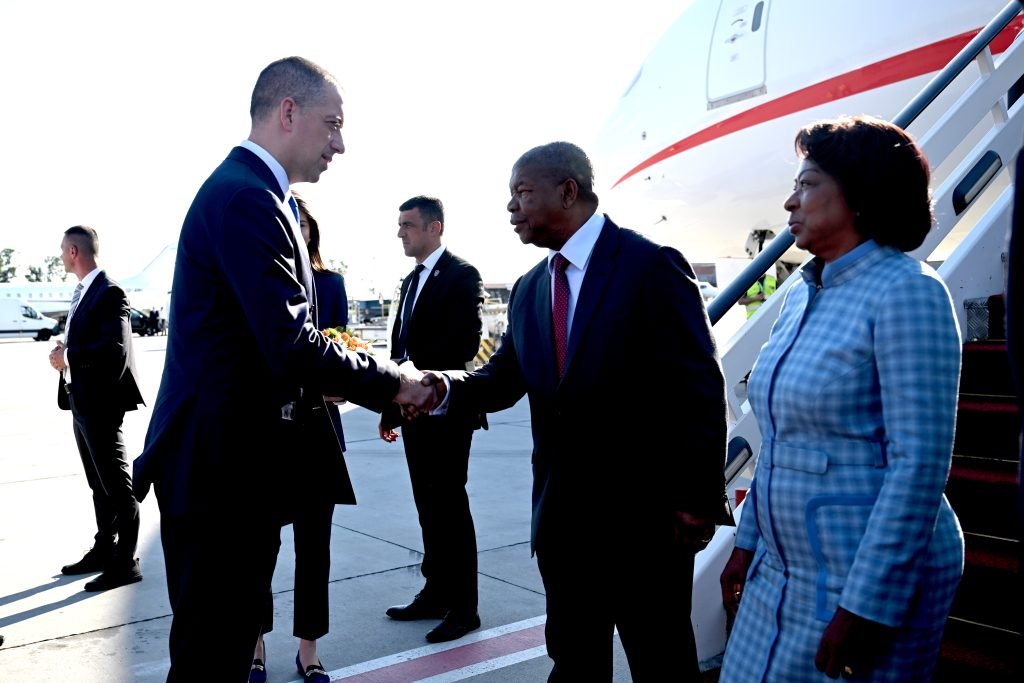 Predsednik Angole stigao u posetu Srbiji, ministar Đurić ga dočekao na aerodromu