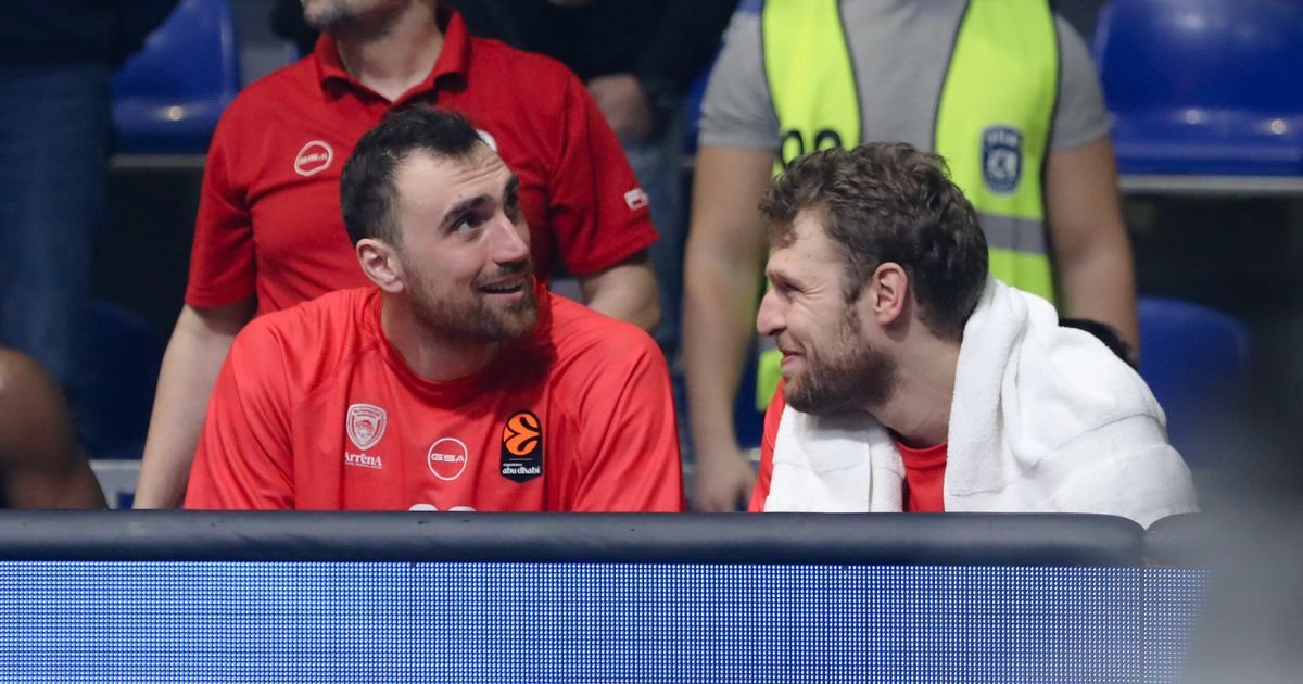 Olimpijakos je gazda Pireja: Milutinov držao čas košarke, novi skandal Atamana sve šokirao