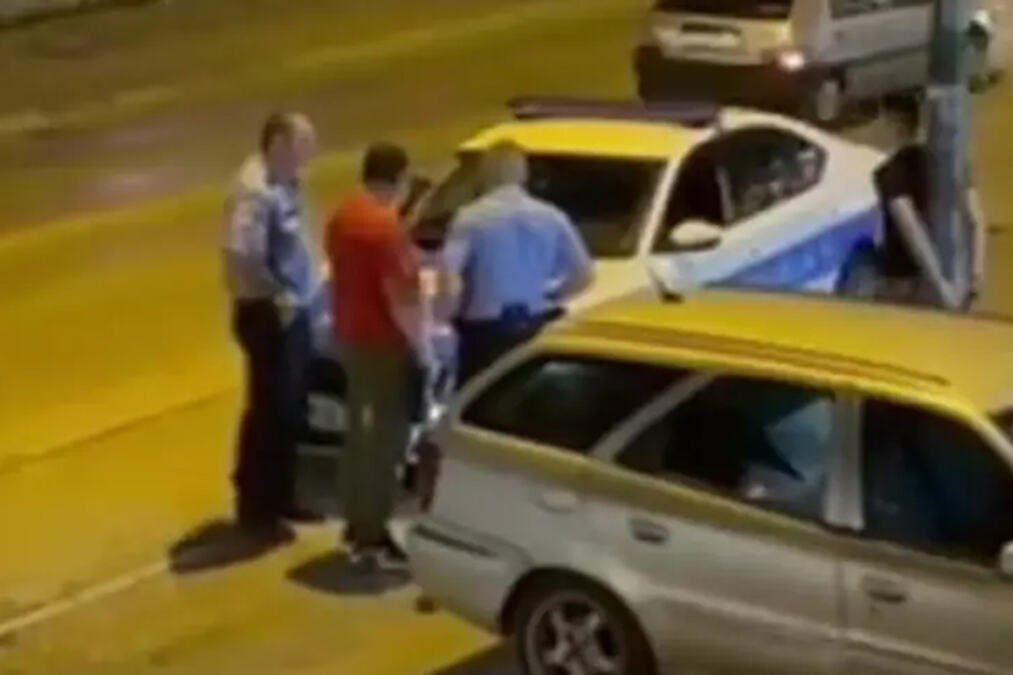 (UZNEMIRUJUĆI VIDEO) MUŠKARAC VEZAO SINA ZA BANDERU! Horor scena u Banjaluci, građani HITNO zvali policiju, osumnjičeni se raspravljao sa njima (FOTO)