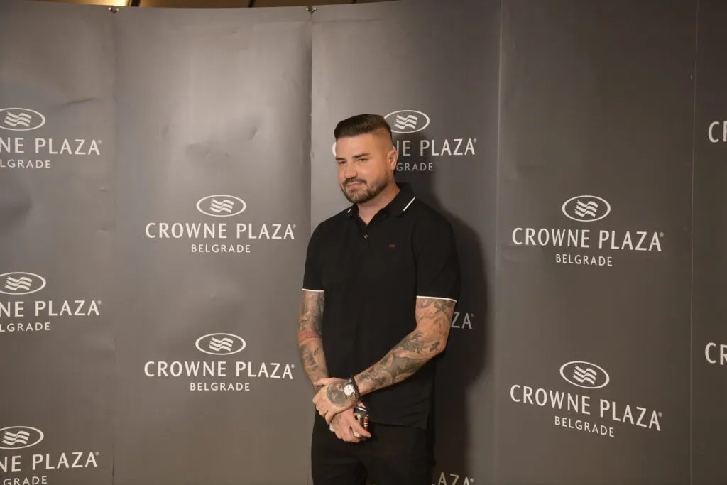 MC Stojan pao sa bine usred nastupa: Obezbeđenje odmah reagovalo VIDEO