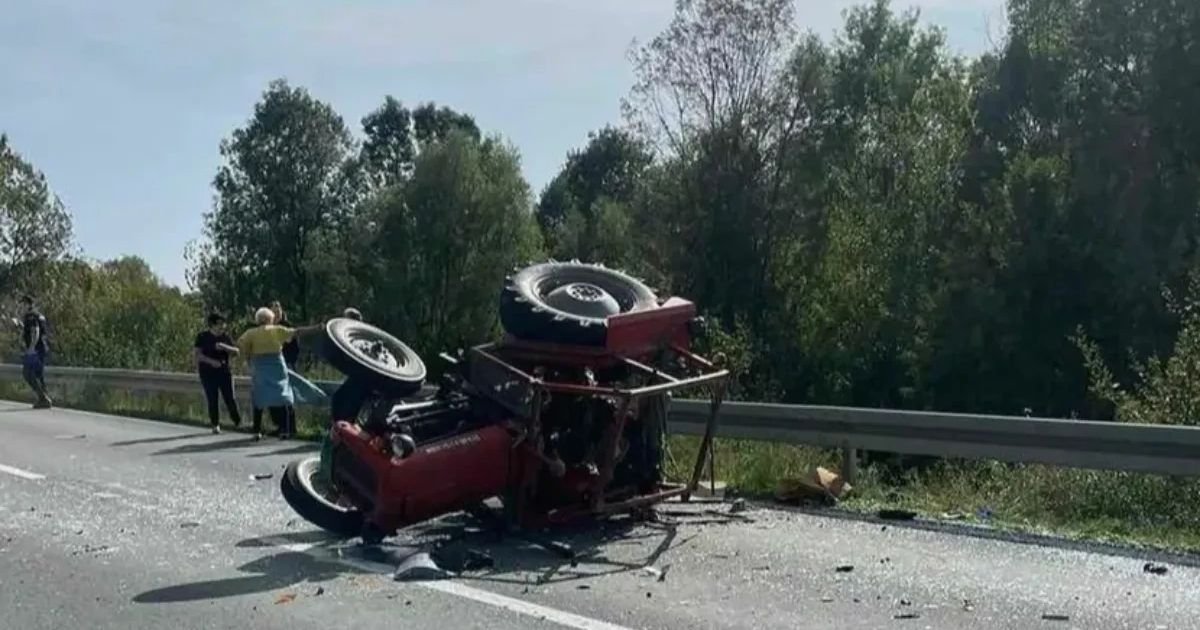Teška nesreća u Novom Pazaru: Traktor se prevrnuo tokom prevoza sena, nastradao muškarac