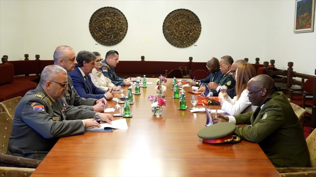 Gašić sa ministrom nacionalne odbrane Angole Amaralom