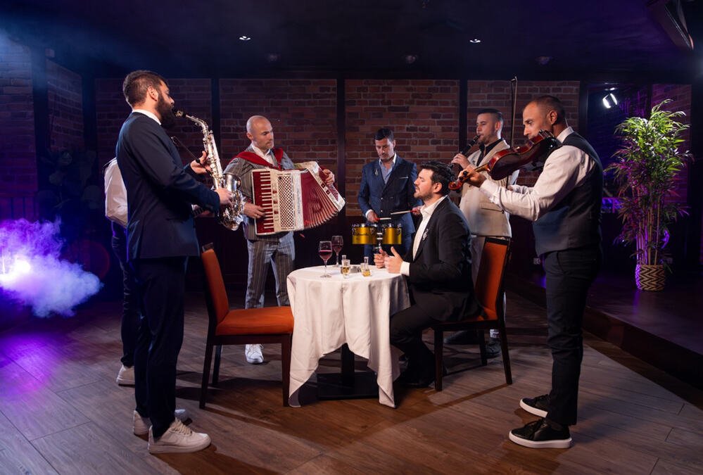 Muzika iz čuvene serije dobila novi život u izvođenju orkestra Ace Sofronijevića (VIDEO)