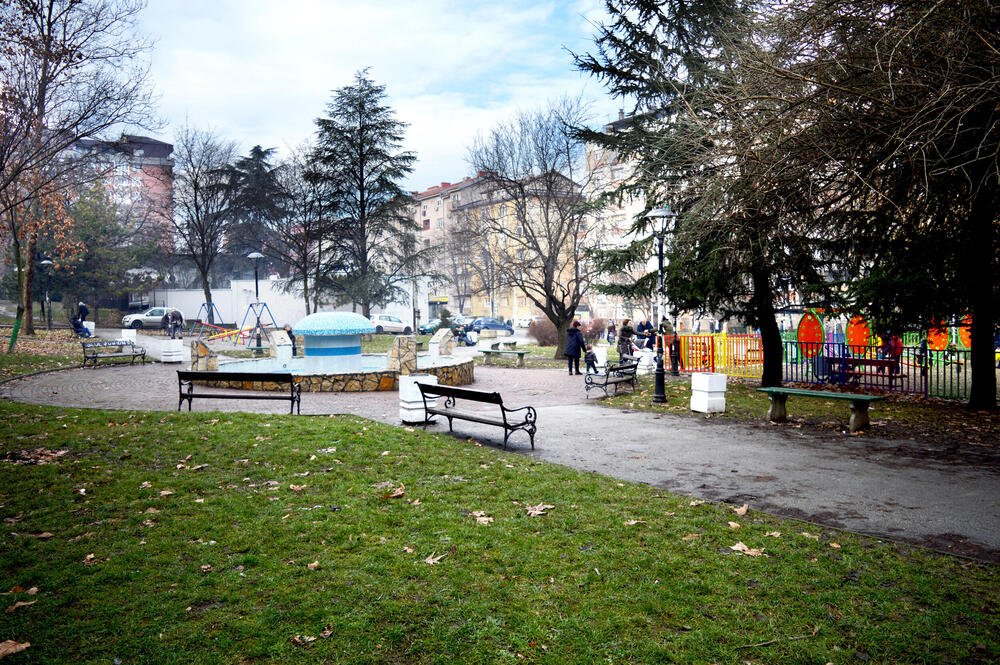 DRAMA U DEČIJEM PARKU U ŽELEZNIKU! Decu slikao i snimao nepoznati čovek: "Ima otprilike 70 godina, osrednje visine"