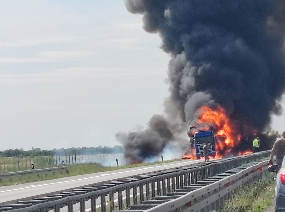 PRAVO ČUDO NA AUTO-PUTU KOD ŠIMANOVACA: Kamion izgoreo nakon sudara, oba vozača uspela da se spasu u poslednjem trenutku!