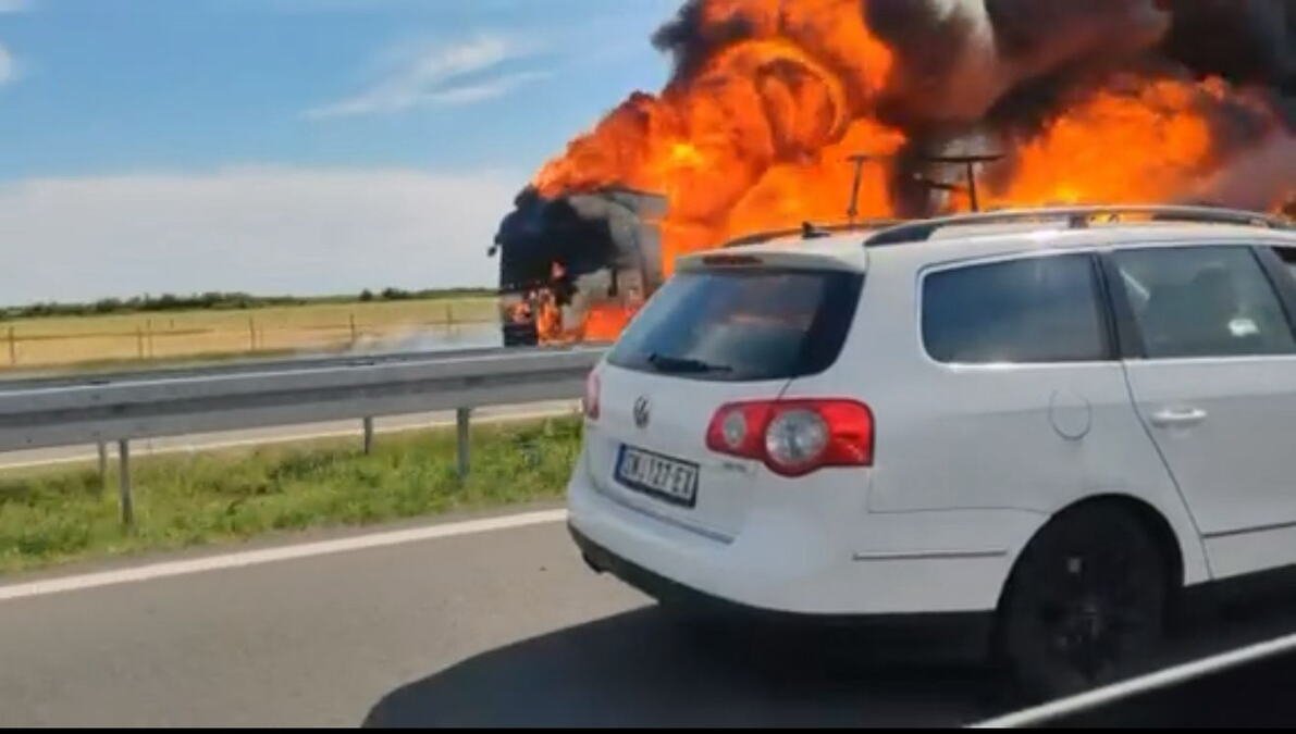 VOZAČI KRENULI KONTRASMEROM NAKON SUDARA I BUKTINJE! Opasna situacija na auto-putu! Kamion u potpunosti izgoreo nakon sudara sa drugim teretnjakom! (VIDEO)
