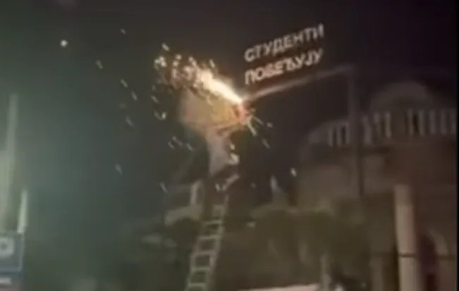 Naprednjaci pokušali da skinu tablu sa natpisom "Studenti pobeđuju" u Mladenovcu, pa im dvojica mladića sklonili merdevine VIDEO